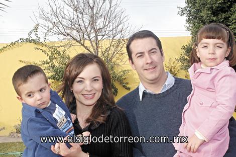 Claudia de Porras y Javier Porras con sus hijos Javito y Claudia Porras