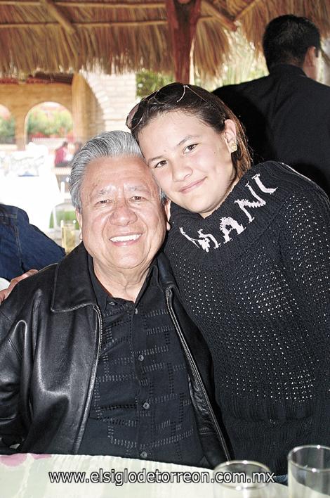 Héctor León López con su nieta Ivonne León Aguirre