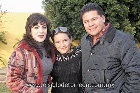 ¡FELICIDADES!
La festejada con sus papás Ivonne Aguirre de León y Héctor Francisco León García