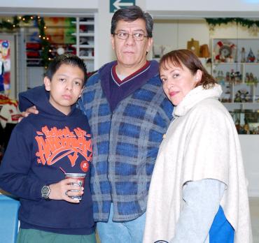 vi_24122005_0 
 Agustín Contreras, Rosario Santana y Agustín Jr. viajaron al DF