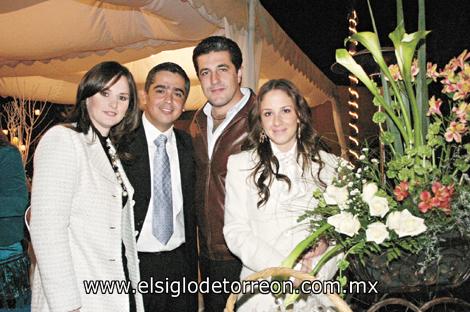 BAUTIZAN A SU HIJO
Cristina Grageda, José Antonio Safa, Francisco Obeso y Maite Cobián