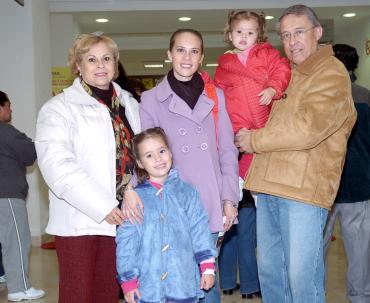 vi_25122005_3 
Anabel, Andrea y Ana Victoria Zermeño viajaron al DF., las despidieron Leobardo y Blanca.