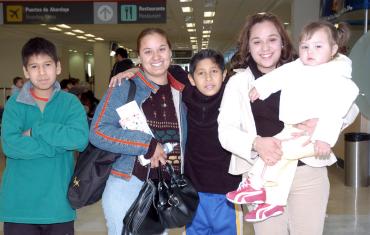 vi_25122005_2 
Nancy y Paloma Ortega viajaron a Tijuana, las despidió la familia Ortega Sánchez.