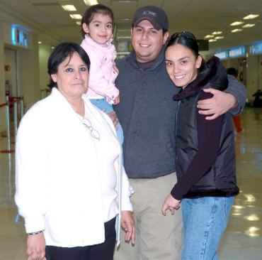 vi_25122005_1 
Margarita Chávez, Karla y Valentina Reyes, viajaron a Veracruz, las despidió Cristian.
