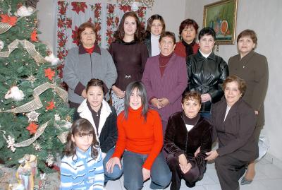 gr_25122005_0
Raquel de Bucio Burciaga, Anette Rivas, Cristy Del R÷io, Raquel de Rivas, Gloria Y÷zñez, Silvia Rivas, Guille de Rivas, Esther, Raquel, Margarita y Lupita Rivas disfrutaron de un convivio.