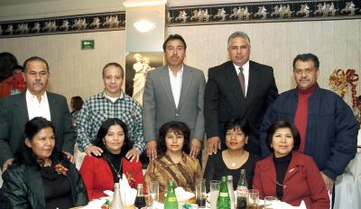 gr_25122005_11
Juan Ruelas, Martha Sánchez, Marcos Salazar, Telésfora Estrada, José María Vega, Rosa García, Antonio Ramírez, Cristina Guerra, Carlos Guevar y Aolga Amatón.