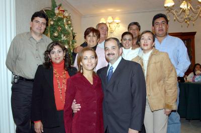 gr_25122005_13 
Marcela y Gerardo Galindo festejaron su aniversario de bodas, junto a las familias Cisneros Anduaga, Enríquez Cisneros y Marroquín Cisneros.
