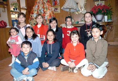 gr_25122005_16 
Andrés Camacho, Ana Cecy, Pamela, Ana Sofía, Rebeca, Marli, Alma, Marcela, Paulette, Rodrigo y Briggite, en una posada navideña.