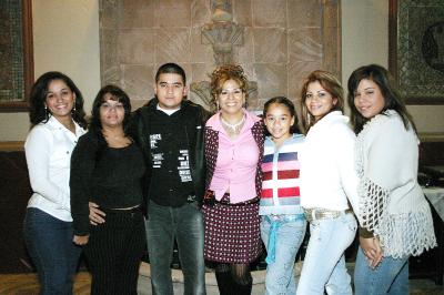 gr_25122005_9 
Gladys  de Alba, Olga de Alba, Rubén de Alba, Olga de la Torre, Cynthia Cruz, Chantelle de Alba y Sydney de Alba, en un convivio.