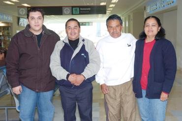 vi_26122005 1 
Genaro y Abraham Mena, viajaron a Tijuana y los despidieron Patricia Nuño y Javier Mena .jpg