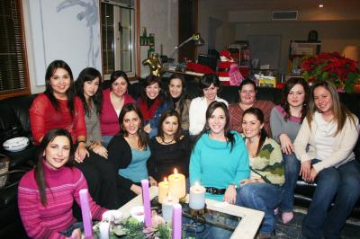 gr_26122005 5 Sofía, Paty, Melissa, María, Ana Paula, Ruth, Adriana, Maica, Cecy, Choda, Paty, Saraí, Katrin y Marú, en una velada navideña