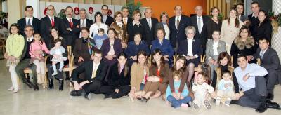 gr_28122005_2 
Noventa  años de vida cumplió doña Victoria Marcos de Murra, la compañan hijos, hijos políticos, nietos, bisnietos y demás familiares.