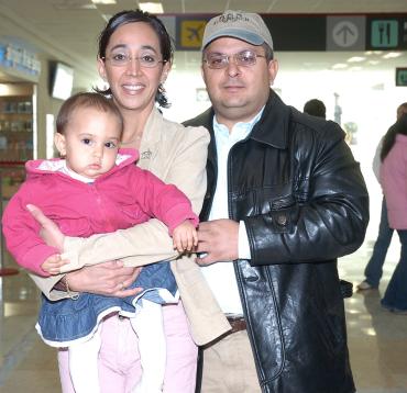 vi_28122005_2 
Rafael Loyo, Mariana Luévanos  y Mariana Loyo viajaron a Veracruz.