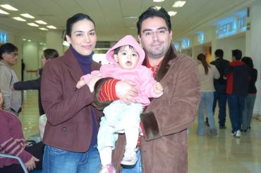 vi_27122005 0 
Alejandra González, Ana Sofía Parada y Alejandro Parada viajaron a México DF.