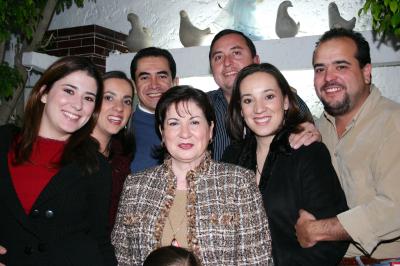 Gr_27122005 0 Ma
 María Elena García con sus hijos Eloy, Malena y Juan, y sus Yernos Lorena, Julio y Ana Mary, conviviendo en reciente festejo navideño