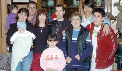 gr_29122005_1
Elena Horta celebró su cumpleaños acompañada de sus hijas Mónica de Cantú y Luz María Horta, sus nietos y bisnietos.