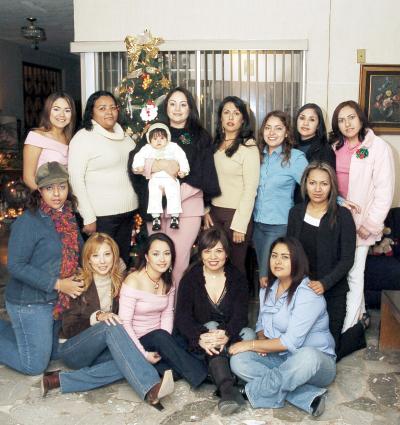 gr_29122005_2 
Grupo de amigas que se reunió en casa de Cecilia Luna, con motivo de las festividades navideñas.