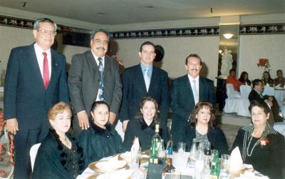 gr_29122005_3 
Guillermo Ereswguey y  su esposa Victoria, Raymundo y Hortensia Tapia, Luis Garza Jaidar y Bárbara Kientzle, Fernando Casas y Juana María López y María Dolores Ruiz.