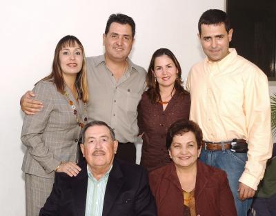gr_29122005_6 
Raquel, Antonio, Ruth y Daniel  con sus papás, Antonio y Raquel.