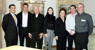 gr_29122005_7 
Saúl Gómez Cantú, Alejandro Fernández, Jospe Abdo, Cristina de Gómez, Laura de Abdo, Daniel Fernández y Alejandro Fernández.