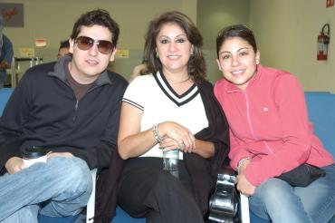 vi_29122005_0 
Ivonne Bravo, Paty Martínez y Juan Carlos Bravo viajaron al DF.