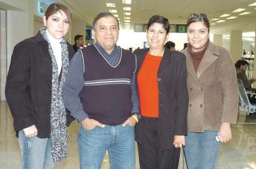 vi_30122005_0 
Enrique Huízar viajó a Villahermosa, lo despidieron Yemile, Yolanda y Yazmín Huízar.