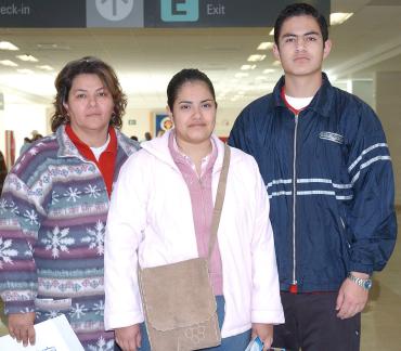 vi_30122005_2 
Angelina Martínez Longoria viajó a Puebla, la despidieron Angelina y Claudio Martínez.