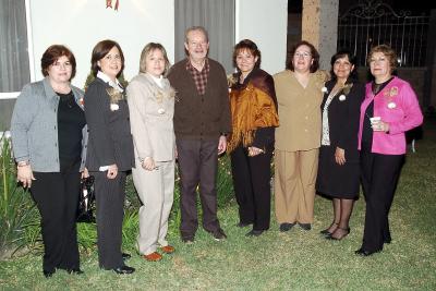 gr_31122005_1
Bertha de Ceballos, Ana de Madero, Paty de Téllez, Yola de Gutiérrez, Pilar de Medrano, Laurita de Alba y Elia de Robles, en compañía de el padre Carlos Tapia S.J.