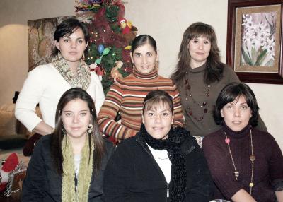 gr_31122005_3
Ofelia, Martha, , Blanca, Érika, y Verónica, compartieron agradables momentos.