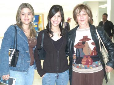 vi_31122005_0 
Vanesa y Samantha Moreno viajaron a Cancún, la despidió Dolores de Moreno.