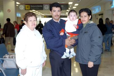 vi_31122005_1 
Guadalupe Méndez, Irma García, y Miguel Martínez Jr. viajaron a México D.F.