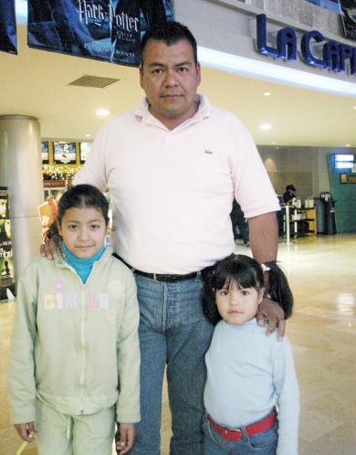 ci_07012006_0 
Nora, Ricardo y Daniela Aguilar.