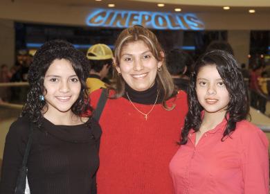 ci_08012006_1 
Ilse Echávarri, Alma Lares y Arlina Solís.