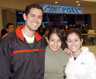 ci_11012006_0 
Óscar Prieto, Claret Ramírez y Elvia Prieto.