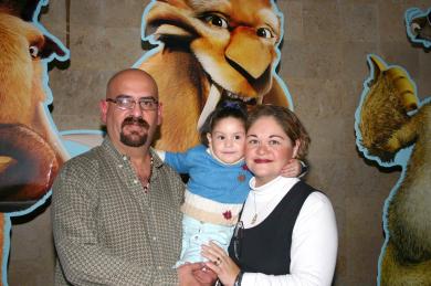 ci_01022006 
Gerardo Mota, Sandra Soto de Mota y la pequeña Andrea.