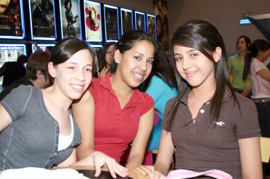 ci_08032006 
Diana Arellano, Melanie Bueno y Magda de León.