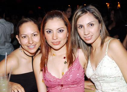an_14032006 
Wendy, Penélope y Cinthia Luján.
