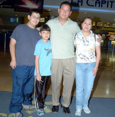 ci_29032006 
Claudia de Ramírez, Sergio Ramírez y sus hijos Josiah y Shawn.