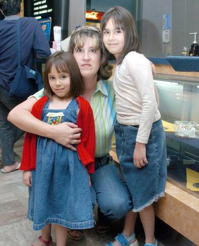 ci_12042006 
 Cristina y Adriana González Morales con María Cristina Morales Escamilla