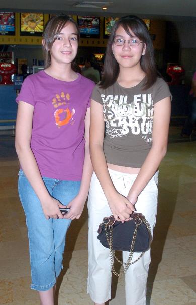 ci_12042006 
 En el Cine Valeria Hernández y Daniela Valencia fueron a ver los Tuyos, los Míos y los Nuestros