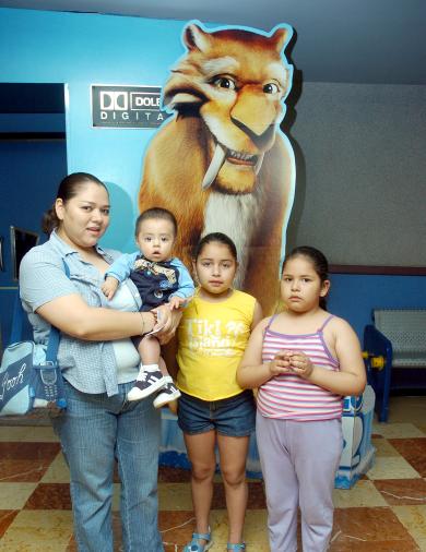 ci_12042006 
Alma, Fernanda y Karla de la Fuente con el pequeño Hugo Ávila
