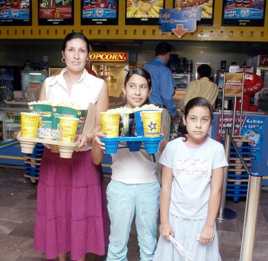 19042006 
Angélica Haro Gómez, Danahí y Ximena Contreras Haro.