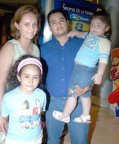 19042006 
Joel Soto y Pilar de Soto con sus hijas Monse y Janeth.