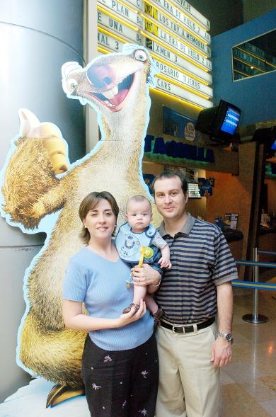 19042006
Sofía Cuellar de Montes e Ignacio Montes con su hijo Diego.
