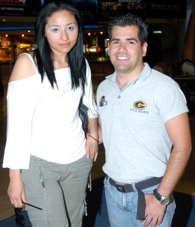 17052006 
Héctor López y Arlette Morales.