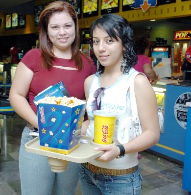 24052006 
Dayanara Torres y Patsy González.