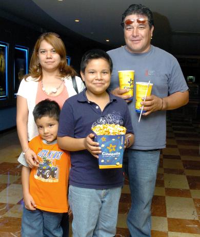 31052006 
Martín López y Luly Martínez, con los pqueños Sebastián y Kevin.