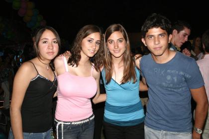 04062006 
Katty Blanco, Claudia Murra, Francia y Armando.
