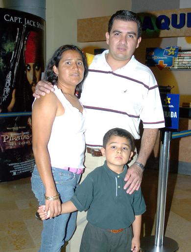 21062006 
Santiago Benítez, Nazaria Quintana y Leonardo Benítez.