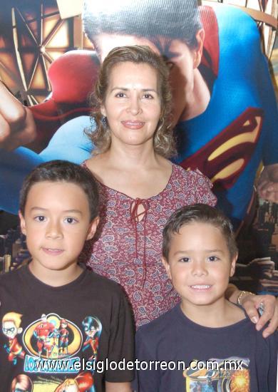 02082006
Emiliano y Francisco Oviedo Lomas fueron al cine con Carmen L. de Ávalos.